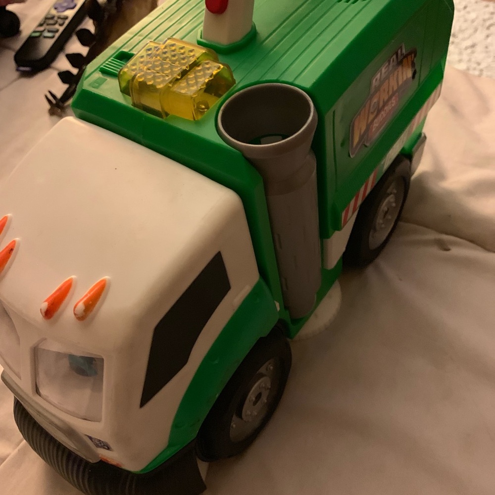 Mr dusty garbage truck